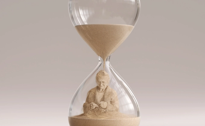 hour glass with old woman knitting