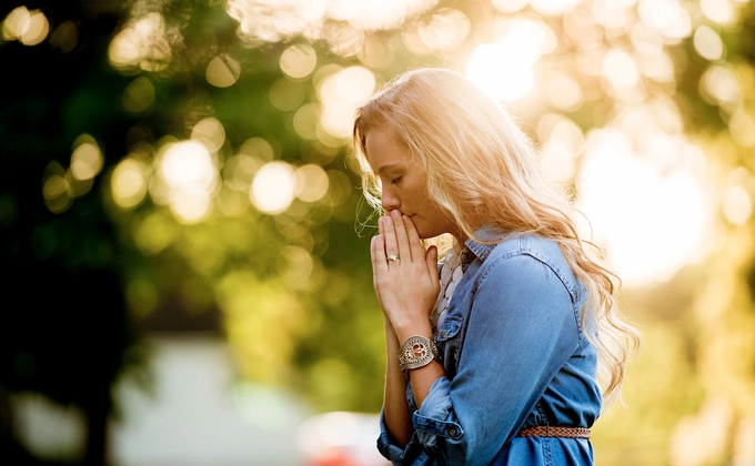 woman praying