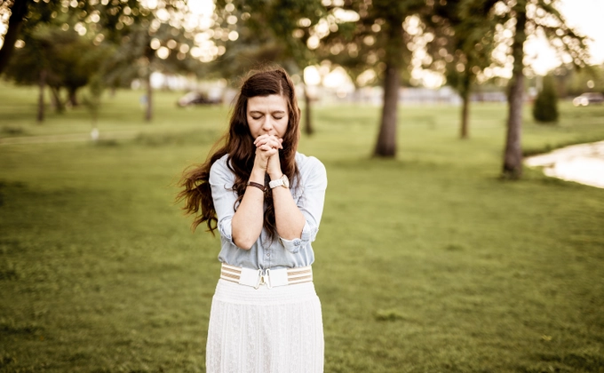 woman praying
