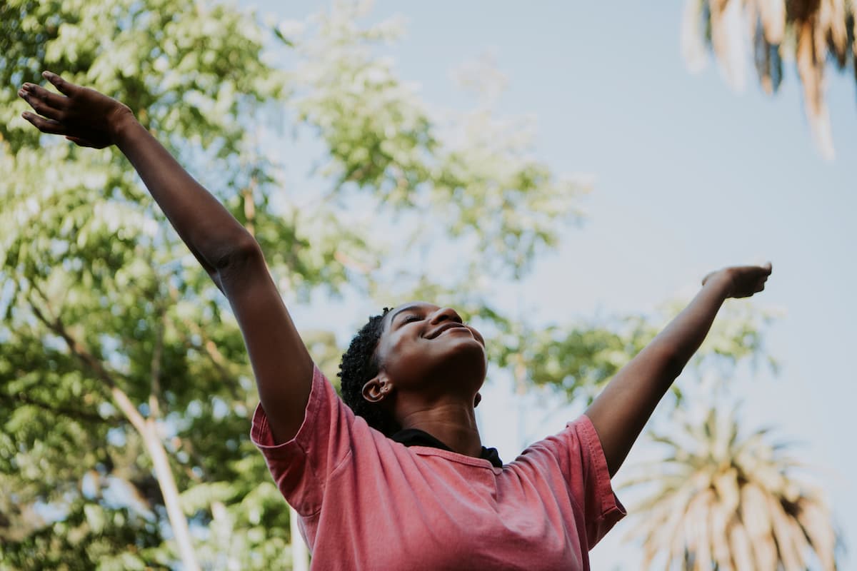 An woman with her hands up